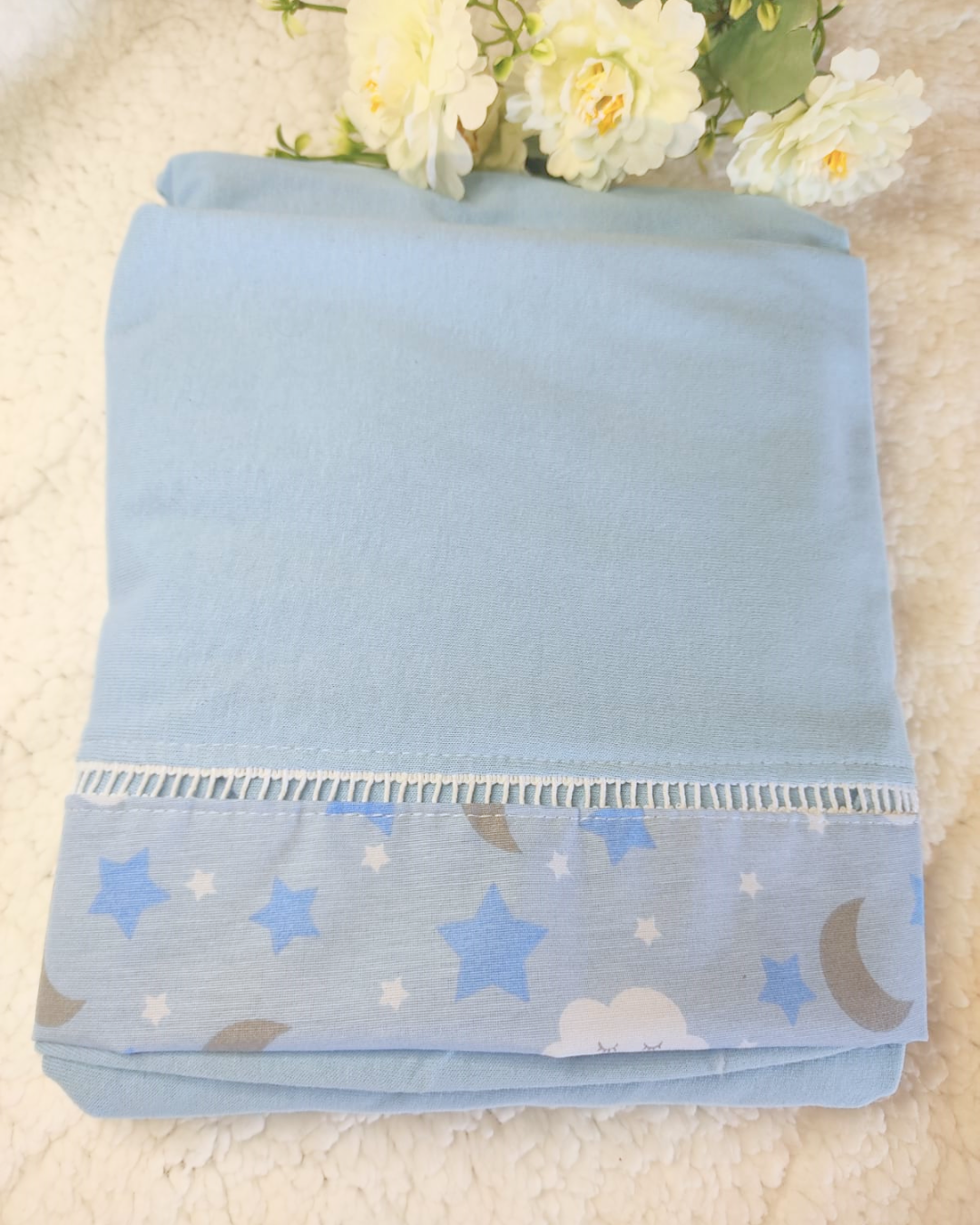 Garanta o conforto do seu bebê com nosso lençol de malha 100% algodão, ideal para berço padrão americano. Confeccionado com tecido macio e respirável, é perfeito para a pele sensível dos pequenos. Possui elástico em toda a volta, garantindo um encaixe perfeito no colchão e mais segurança durante o sono. Disponível em cores suaves e delicadas que combinam com qualquer enxoval. Quantidade de Peças e Medidas Aproximadas (Comprimento x Largura): - 01 - Fronha: 40x30cm - 01 - Lençol com Elástico: 160x98x12cm Material e Composição: - Principal: Malha: 100% Algodão; - Barrado: Malha: 100% Algodão. Informações Específicas: - Antialérgico/Hipoalergênico; - Fronha com acabamento ponto palito; - Compatível com berço padrão americano; - Com elástico – encaixe prático e seguro; - Cores claras e neutras – ideal para meninos e menina; - Ótima qualidade e acabamento. - Macio, toque delicado para a Pele do Bebê. Instruções de Uso: - Secar na sombra; - Lavagem Manual; - Não centrifugar na máquina de lavar roupa. Informações Gerais: - Material visual ilustrativo; - Pode haver alterações na tonalidade da cor da imagem do produto, devido a diferença de telas de visualização; - Fique atento(a) à descrição do produto, podendo não apresentar todas as peças que constam no material visual; - Garantia contra defeito de fábrica.