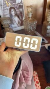 Relógio LED Multifuncional, Brilho Ajustável de 3 Níveis, com Alarme de Exibição de Temperatura, Mostrando Hora/Data/Temperatura, Adequado para Casa, Escritório, Decoração de Quarto photo review